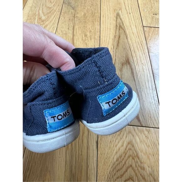 Toms Boys Navy Shoes Size 3 - Picture 3 of 4
